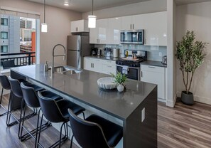 冷蔵庫、電子レンジ、オーブン、コンロ