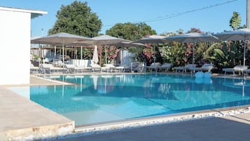 Piscine extérieure (ouverte en saison), parasols de plage