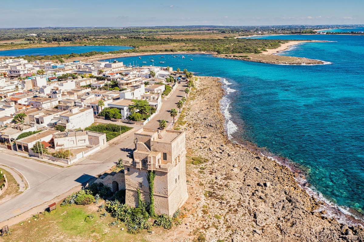 Une ville côtière qui se distingue par un imposant bâtiment en pierre, de rues étroites et une vue dégagée sur la mer.