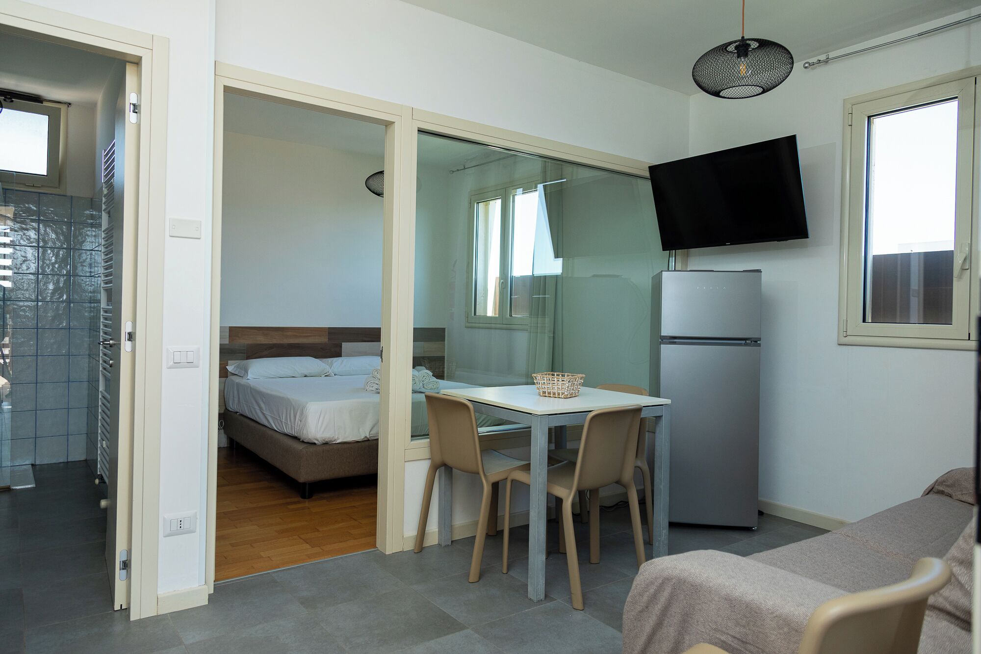 Bureau, espace de travail pour ordinateur portable, Wi-Fi gratuit