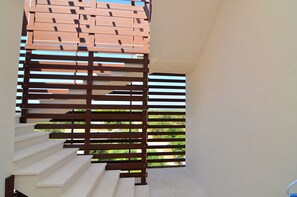 Bureau, espace de travail pour ordinateur portable, Wi-Fi gratuit