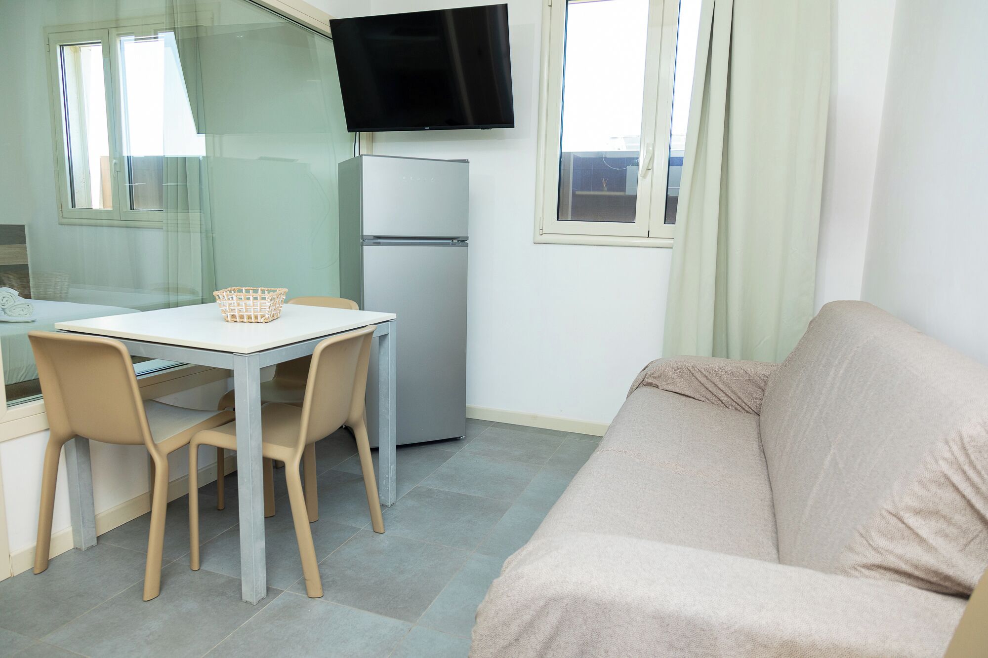 Bureau, espace de travail pour ordinateur portable, Wi-Fi gratuit