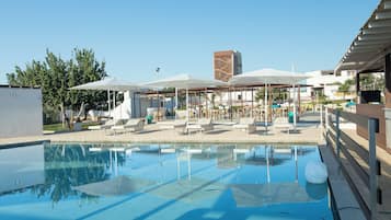 Una piscina al aire libre de temporada (de 08:00 a 19:00), sombrillas