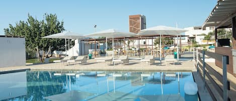 Seasonal outdoor pool, open 8:00 AM to 7:00 PM, pool umbrellas