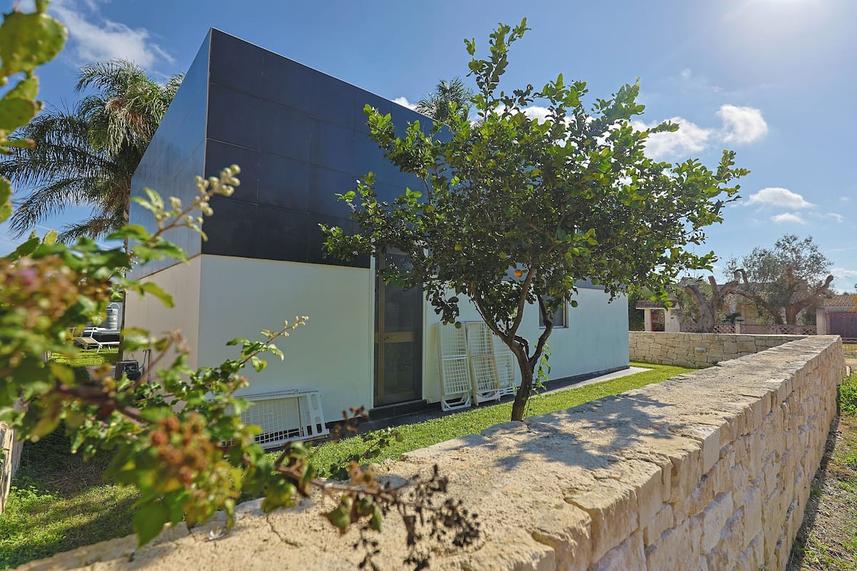 Un bâtiment moderne doté d’un toit plat et d’une grande façade en verre.