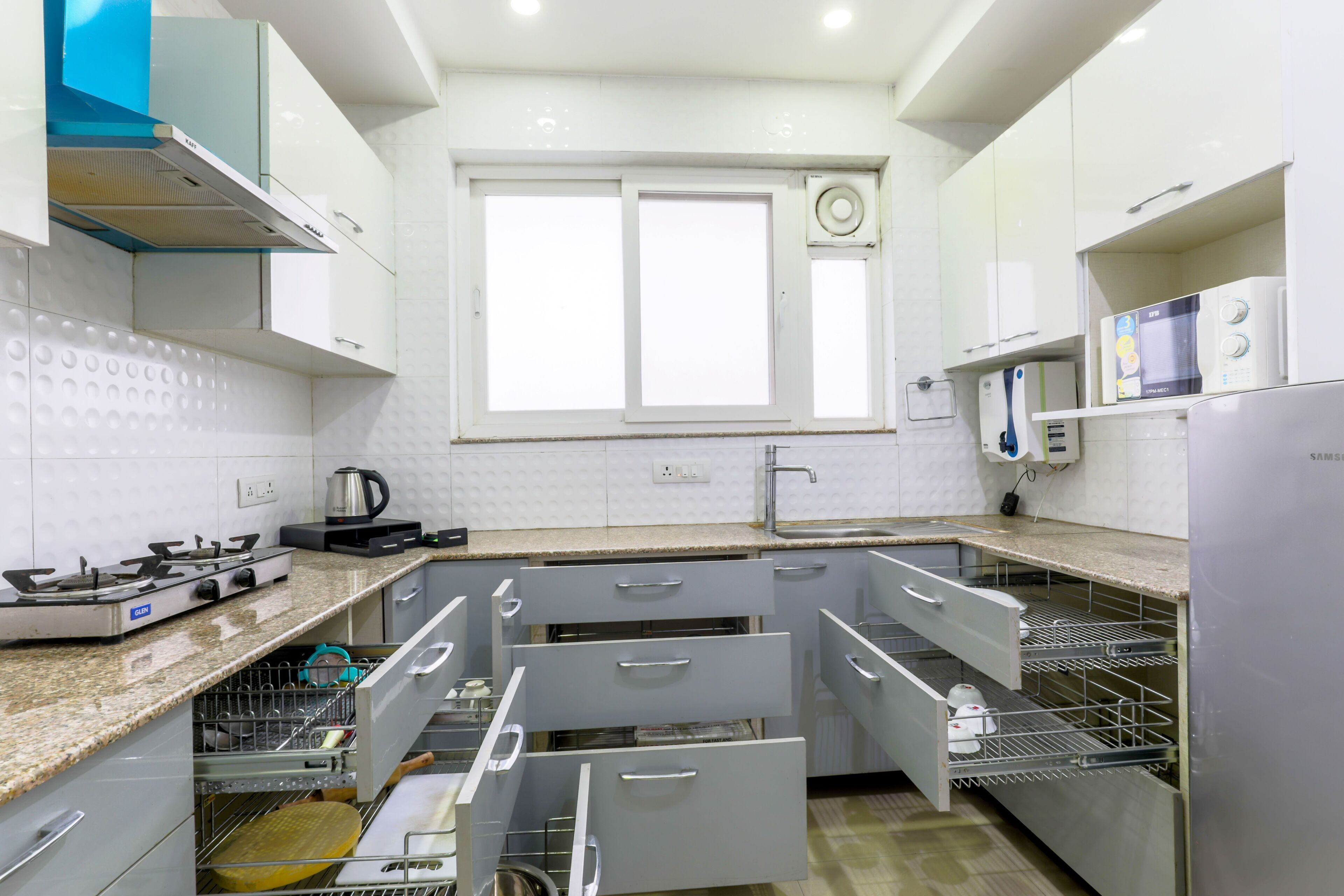 Elite Apartment, Ground Floor | Private kitchen | Microwave, oven, stovetop, cookware/dishes/utensils