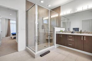 Hair dryer, towels, soap, shampoo - Chic Fremont Townhome with Rooftop Deck & Parking (Seattle)