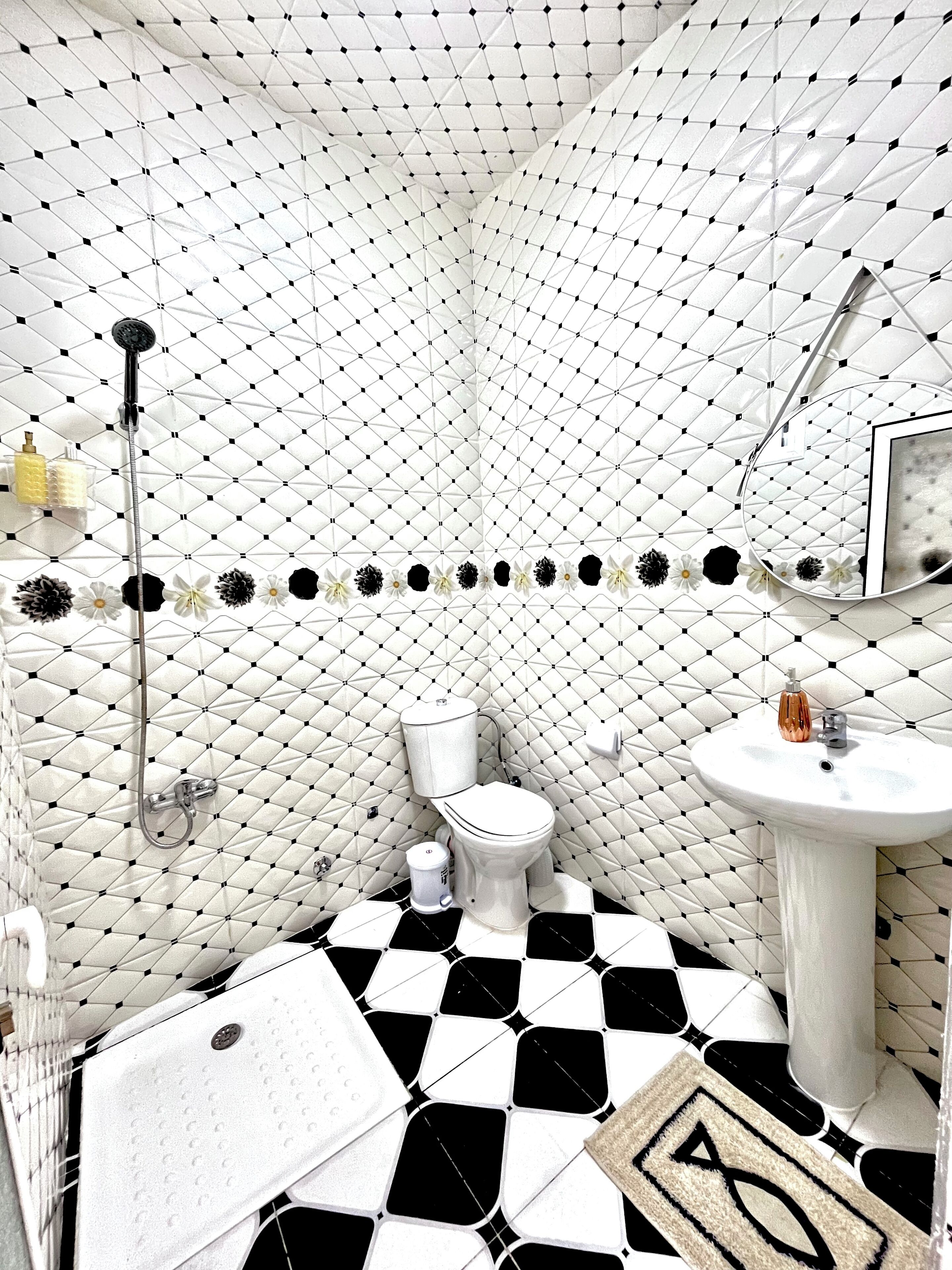 シャワー、ヘアドライヤー、タオル、トイレットペーパー