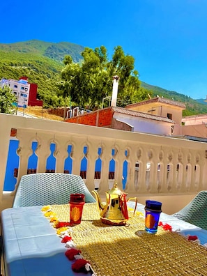 Outdoor dining - Chaouen White Pearl Apartments (Chefchaouen)