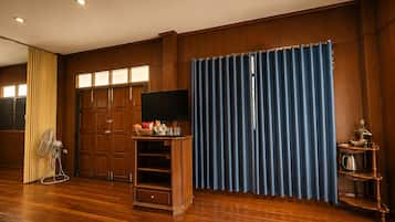 Family Double Room, Resort View | Living area