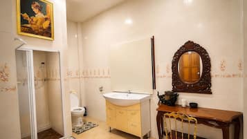 Ducha, toallas, jabón, shampoo