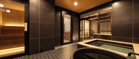 Deluxe huis, 3 slaapkamers, niet-roken, sauna | Badkamer | Een bad/douchecombinatie, een diep bad, een haardroger, pantoffels