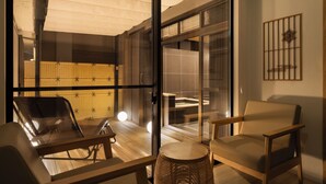 Un intérieur moderne avec un coin salon comprenant deux fauteuils et une petite table ronde.