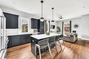 Geladeira, micro-ondas, fogão, cooktop
