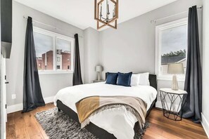 4 chambres, fer et planche à repasser, lit de bébé portatif