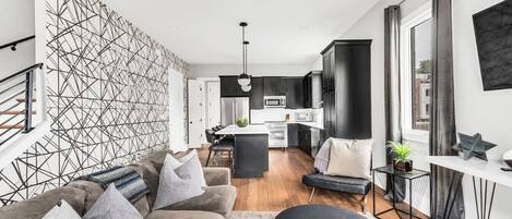 Una televisión, una chimenea