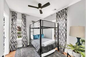 4 quartos, ferros/tábuas de passar roupa, berço de viagem