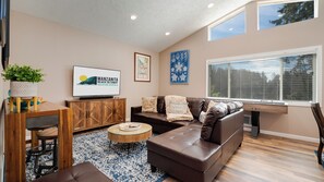 Smart TV, fireplace, books, stereo