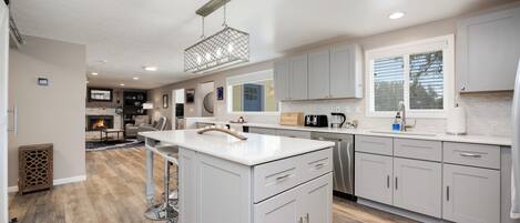 Køleskab, mikrobølgeovn, ovn, kogeplade