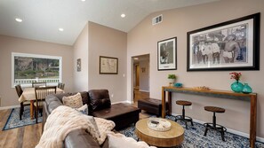 Una Smart TV, una chimenea, libros, un reproductor estéreo