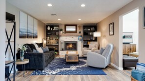 Una Smart TV, una chimenea, libros, un reproductor estéreo