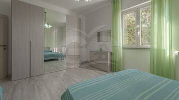 Un dormitorio con cama, cómoda, espejo y ventana con cortinas.