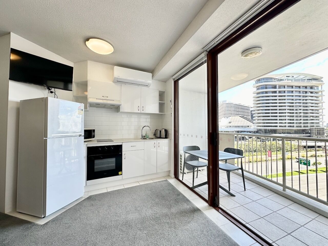 Comfort Apartment, City View | Private kitchen | Fridge, microwave, oven, stovetop