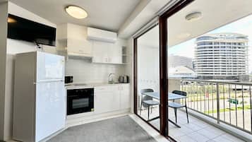 Apartamento conforto, vista para a cidade | Cozinha privada | Geladeira, micro-ondas, fogão, cooktop