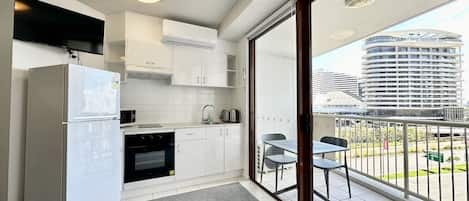 Apartament Comfort, vistes a la ciutat | Cuina privada | Frigorífic, microones, forn i placa de cuina