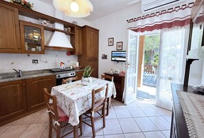 Een koelkast, een oven