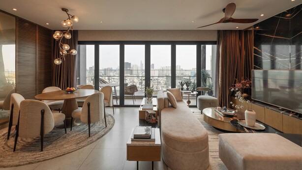 Una sala de estar moderna con comedor, ventanas amplias y vista a la ciudad.