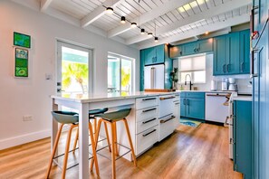 Réfrigérateur, micro-ondes, lave-vaisselle, cafetière/bouilloire