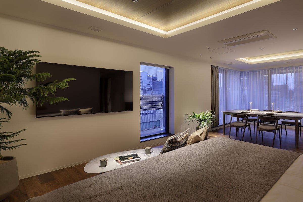 Suite, no fumadores, balcón | 1 dormitorio, caja fuerte, cortinas opacas y wifi gratis