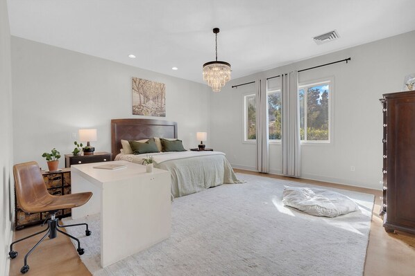 6 bedrooms, WiFi, bed sheets