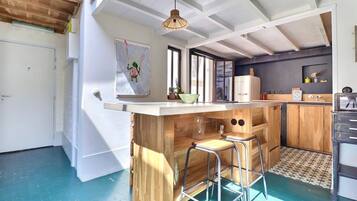 Een koelkast, een microgolfoven, een oven, een vaatwasser