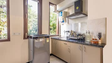 Basic Apartment, Park View | Private kitchen