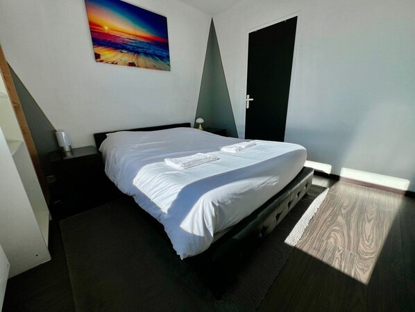 1 bedroom, iron/ironing board, internet, bed sheets