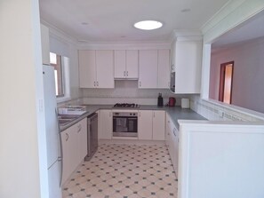 Mikrowelle, Ofen, Herdplatte, Geschirrspüler