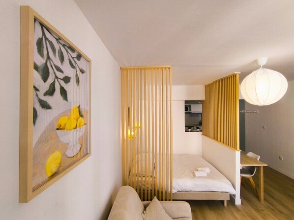 1 bedroom, desk, internet, bed sheets