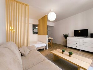 1 bedroom, desk, internet, bed sheets