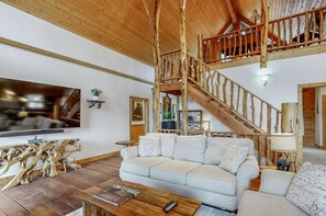 Televisor intel·ligent, llar de foc, futbolí i llibres 