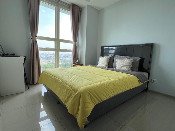 A bedroom with a bed, a desk, and a window with curtains. - CGK airport transfer, 24H security-CCTV, early check-in & late check-out. T&C (Daerah Khusus Ibukota Jakarta)