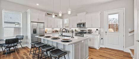 Jääkaappi, mikroaaltouuni, uuni, liesi