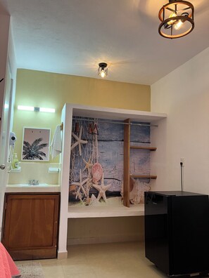 Standard Triple Room | Hypo-allergenic bedding, desk, laptop workspace, free WiFi - Hotel Posada Clarita (Isla Holbox)
