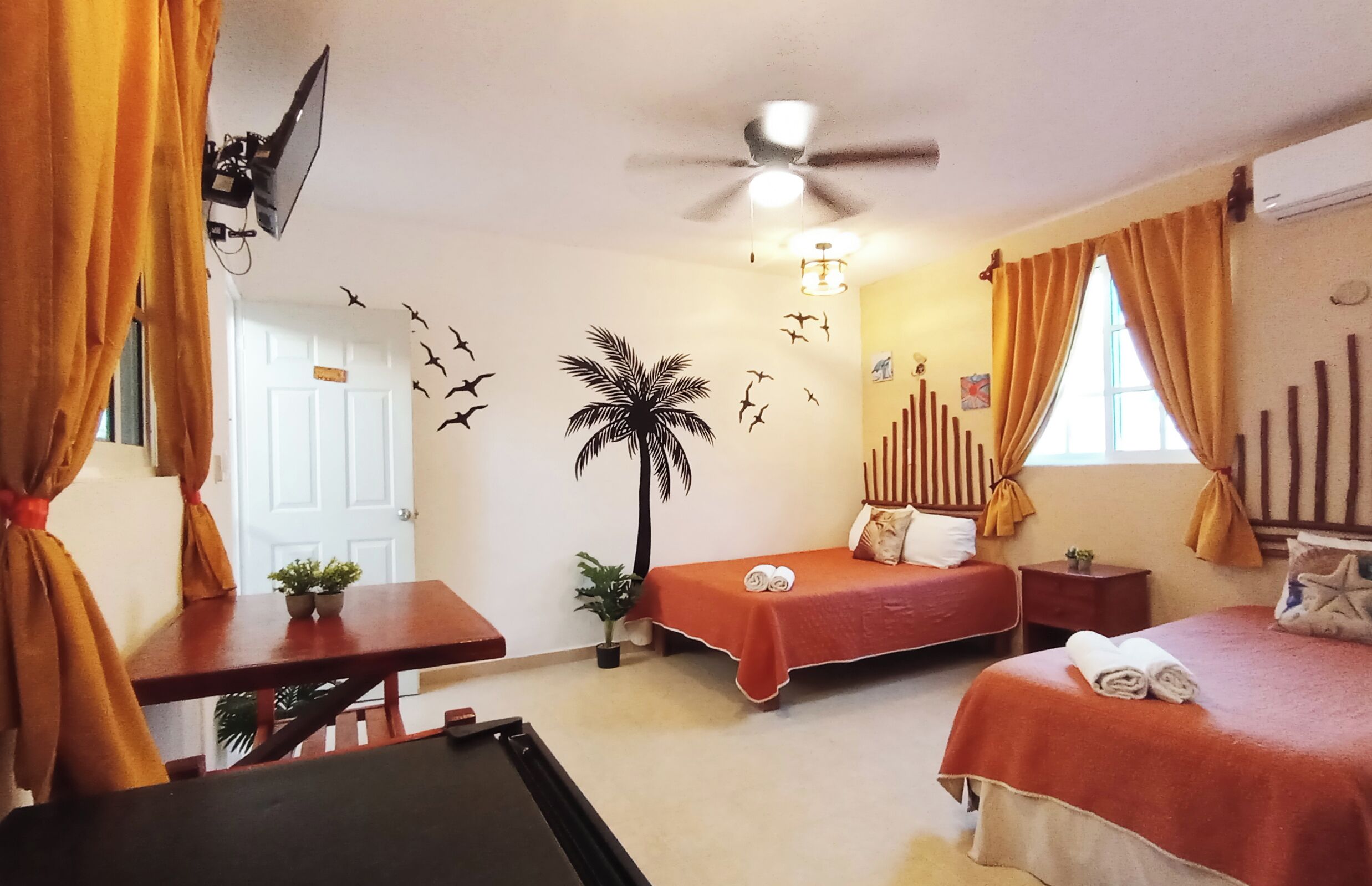 Tremannsrom – standard | Skrivebord, skrivebord for bærbar PC og wi-fi (inkludert)