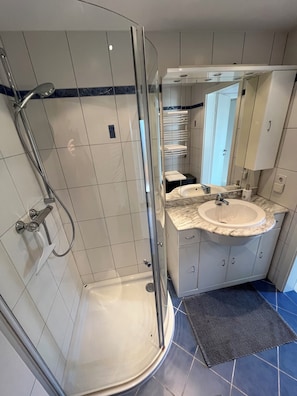 Dusche, Haartrockner, Handtücher, Seife