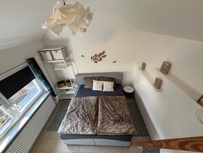 2 bedrooms, travel cot, free WiFi, bed sheets
