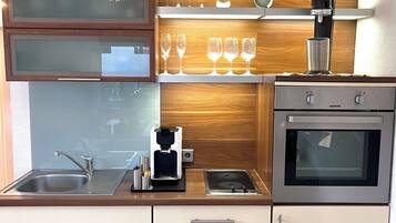 Frigorifero, forno, piano cottura, lavastoviglie