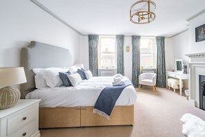 4 slaapkamers, een strijkplank/strijkijzer, reisbedje, internet