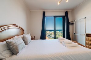 2 bedrooms, iron/ironing board, internet, bed sheets